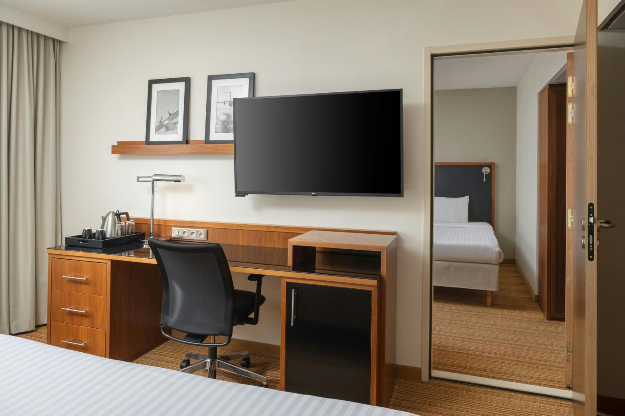 Courtyard By Marriott Toulouse Airport Hotel Exterior photo