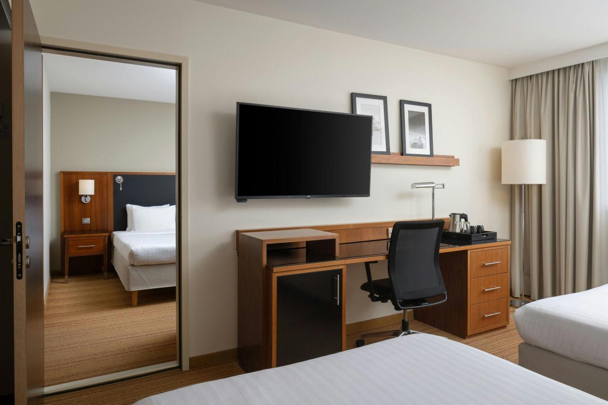 Courtyard By Marriott Toulouse Airport Hotel Exterior photo