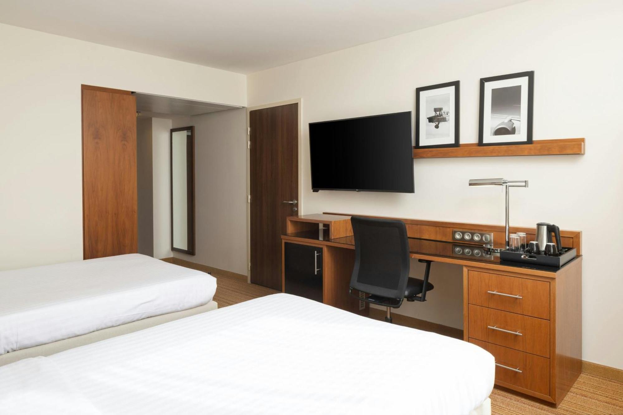 Courtyard By Marriott Toulouse Airport Hotel Exterior photo